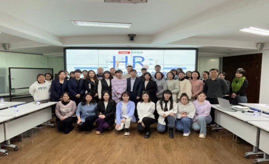 1.人力系統(tǒng)全員合影留念(紙刊用)_副本.jpg 1.人力系統(tǒng)全員合影留念(紙刊用)_副本.jpg