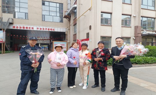 14.物業(yè)總公司敦化項目開展“感恩母親節(jié)送康乃馨”活動_副本.jpg 14.物業(yè)總公司敦化項目開展“感恩母親節(jié)送康乃馨”活動_副本.jpg