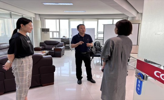 5.解菲書記與區(qū)社會工作部科長李博親切交談_副本.jpg 5.解菲書記與區(qū)社會工作部科長李博親切交談_副本.jpg