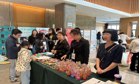 2.南山總公司為參賽兒童發(fā)放小玩具_副本.jpg 2.南山總公司為參賽兒童發(fā)放小玩具_副本.jpg