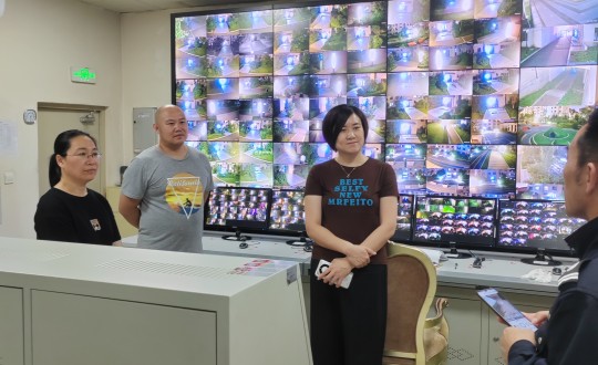 15.物業(yè)總公司副總經理于春草帶領夜間巡查小組進行夜巡_副本.jpg 15.物業(yè)總公司副總經理于春草帶領夜間巡查小組進行夜巡_副本.jpg