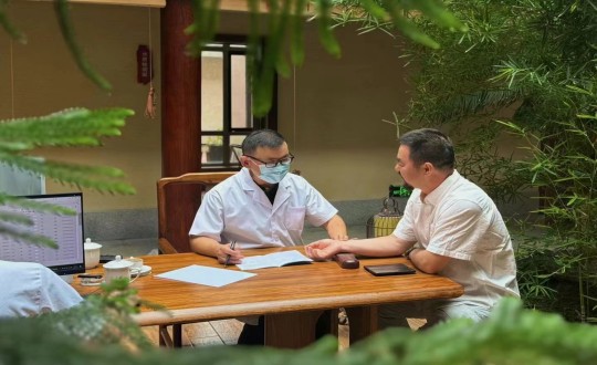 21.王檀教授應(yīng)邀參加酒店公司舉辦的“名醫(yī)有約”沙龍活動(dòng)_副本.jpg 21.王檀教授應(yīng)邀參加酒店公司舉辦的“名醫(yī)有約”沙龍活動(dòng)_副本.jpg