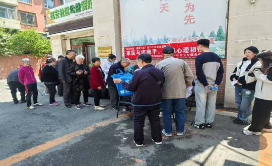 26.醫(yī)療公司家庭醫(yī)生簽約服務(wù)義診活動(dòng)現(xiàn)場_副本.jpg 26.醫(yī)療公司家庭醫(yī)生簽約服務(wù)義診活動(dòng)現(xiàn)場_副本.jpg