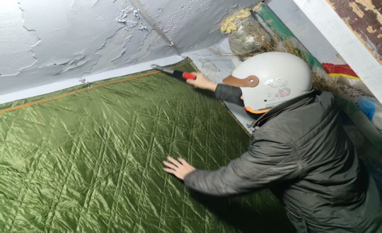 9.健康產(chǎn)業(yè)集團(tuán)紅管家項(xiàng)目為老舊小區(qū)裝釘門簾_副本.jpg 9.健康產(chǎn)業(yè)集團(tuán)紅管家項(xiàng)目為老舊小區(qū)裝釘門簾_副本.jpg