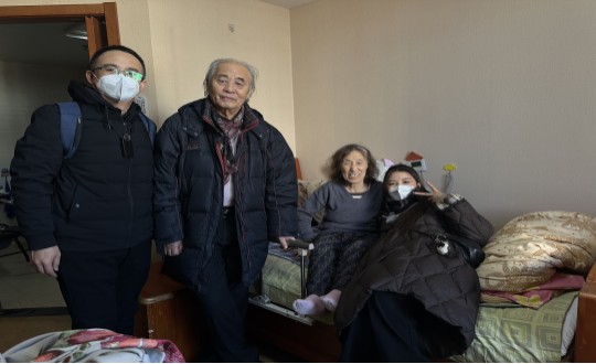 10.健康產(chǎn)業(yè)集團(tuán)居家服務(wù)事業(yè)部同事與吳奶奶合影留念_副本.jpg 10.健康產(chǎn)業(yè)集團(tuán)居家服務(wù)事業(yè)部同事與吳奶奶合影留念_副本.jpg